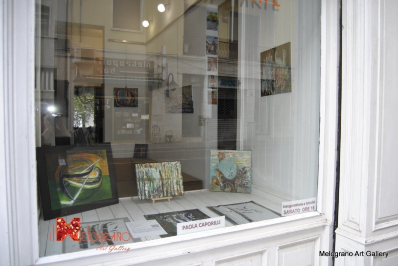 Paola Caporilli Il Melograno Art Gallery Livorno (8) Paola Caporilli e le sue opere nella vetrina della galleria Melograno di Livorno