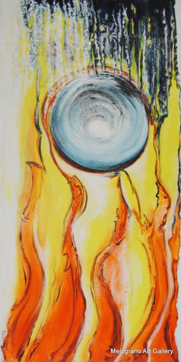 Serie Eco 5 di Paola Caporilli, astratto con toni caldi, lingue di fuoco e sfera azzurra sospesa, fiori azzurri evocativi di serenità.