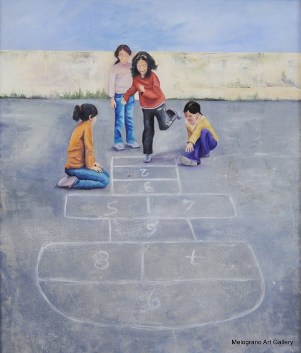 Dipinto di Valeria Luschi con quattro bambini che giocano alla campana disegnata in gesso sull’asfalto, con muretto e cielo azzurro.