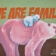 Orso rosa con orsetto bianco sulla schiena e scritta We Are Family, pop art colorata e ironica di Vincenzo Marino.