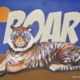 Tigre pop dietro la scritta ROAR, stile fumetto colorato e ironico di Vincenzo Marino.