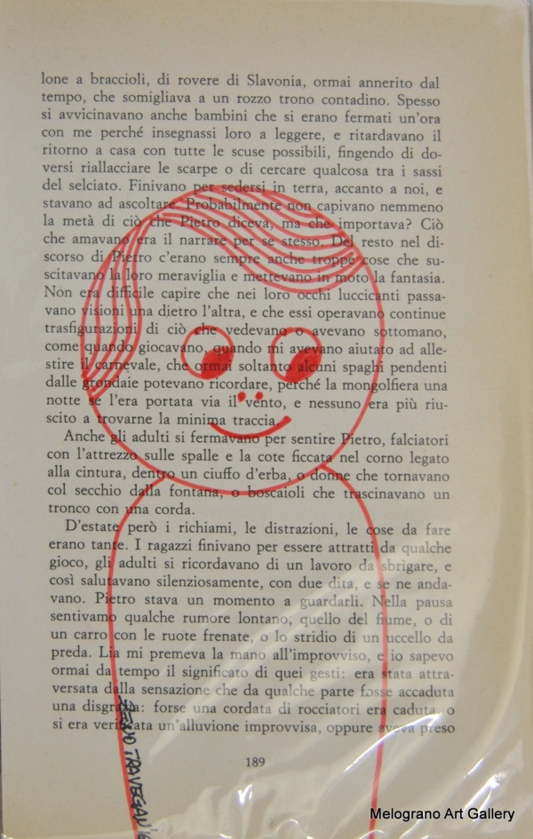 figurina stilizzata delineata in rosso su pagina di libro