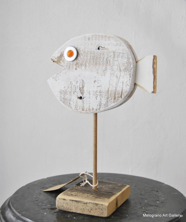 scultura sagomata pesciolino bianco su piedistallo in legno con asta metallica