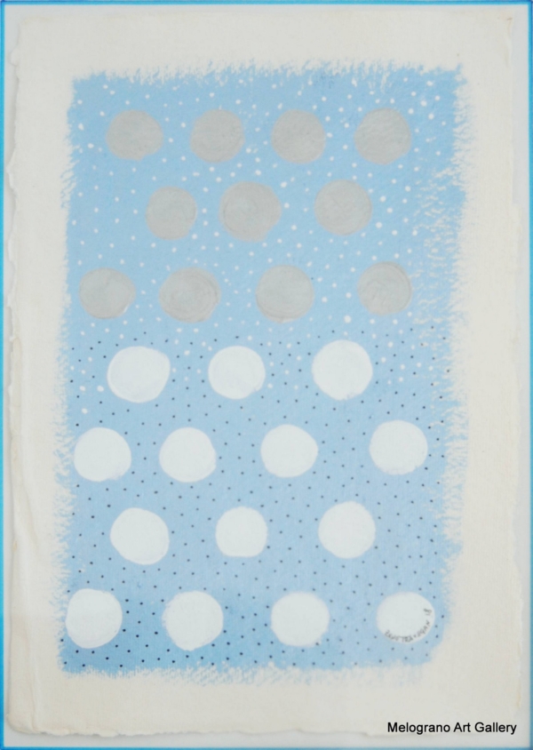 Quadro astratto Gravante 2021 Something pattern a pois grigi, argento e bianchi su fondo azzurro e celeste