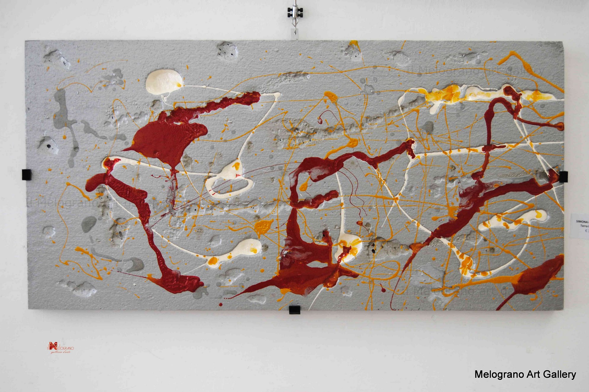 Opere materiche di Andrea Renda con polistirolo scavato, colori intensi e texture profonde