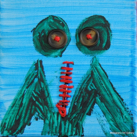 Alessandra Cantini – Mixed media su tela, figura femminile stilizzata, dettagli cuciti e bottoni simbolici al torso