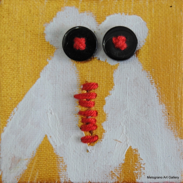 Alessandra Cantini – Piccole tele colorate con figura femminile stilizzata, dettagli cuciti e bottoni simbolici al torso