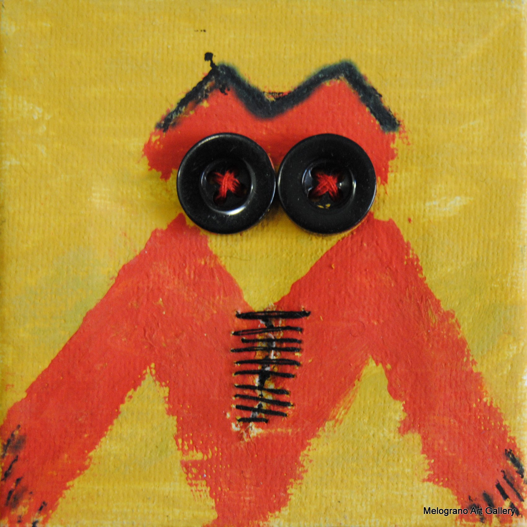 Alessandra Cantini – Piccole tele colorate con figura femminile stilizzata, dettagli cuciti e bottoni simbolici al torso