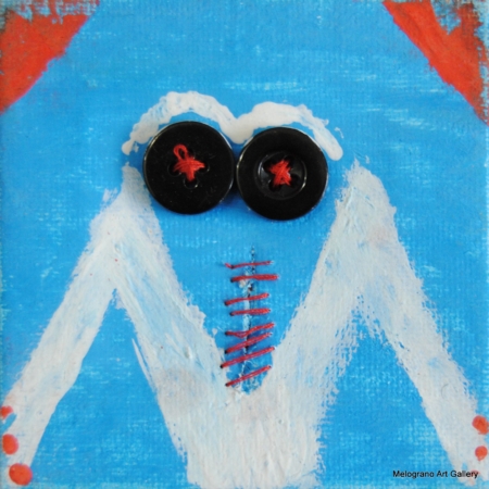 Alessandra Cantini – Piccole tele colorate con figura femminile stilizzata, dettagli cuciti e bottoni simbolici al torso