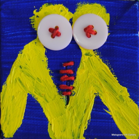 Alessandra Cantini – Piccole tele colorate con figura femminile stilizzata, dettagli cuciti e bottoni simbolici al torso