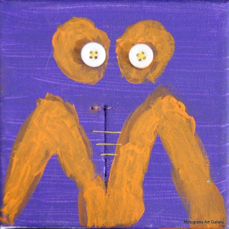 Alessandra Cantini – Mixed media su tela, figura femminile stilizzata, dettagli cuciti e bottoni simbolici al torso