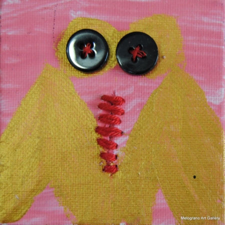 Alessandra Cantini – Piccole tele colorate con figura femminile stilizzata, dettagli cuciti e bottoni simbolici al torso