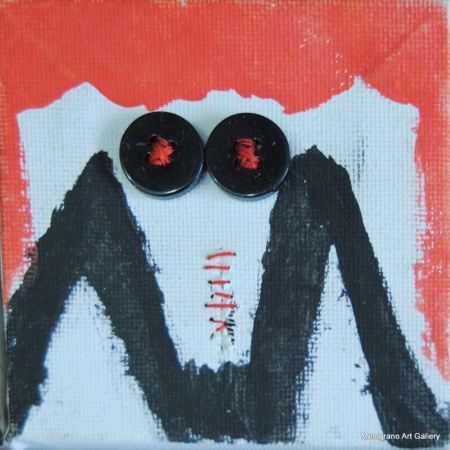 Alessandra Cantini – Piccole tele colorate con figura femminile stilizzata, dettagli cuciti e bottoni simbolici al torso