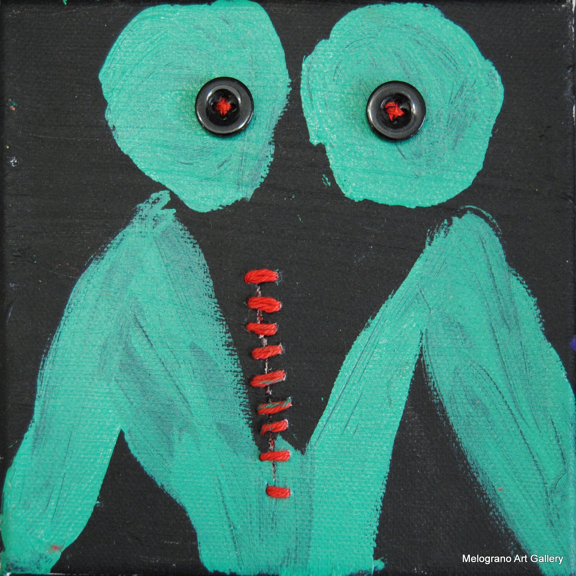 Alessandra Cantini – Mixed media su tela, figura femminile stilizzata, dettagli cuciti e bottoni simbolici al torso