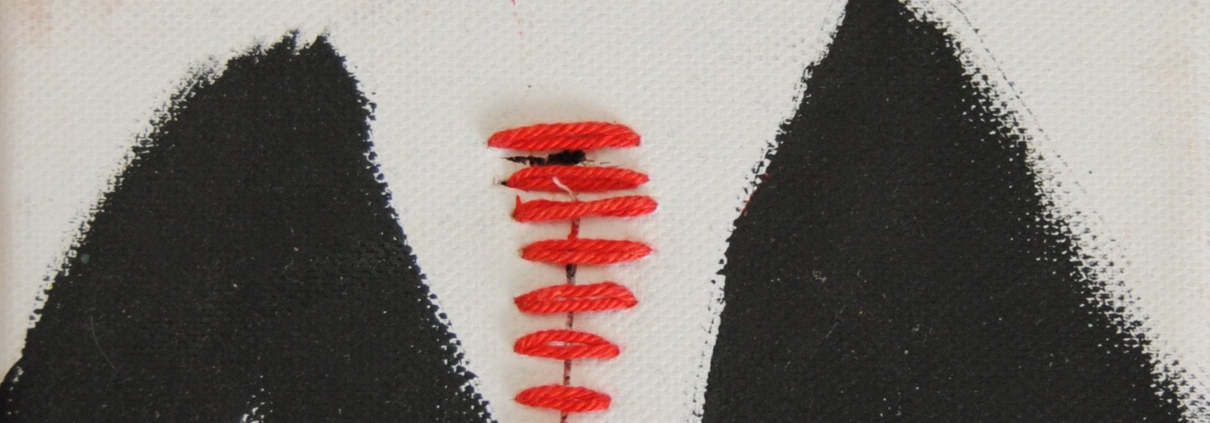 Alessandra Cantini – Mixed media su tela, figura femminile stilizzata, dettagli cuciti e bottoni simbolici al torso