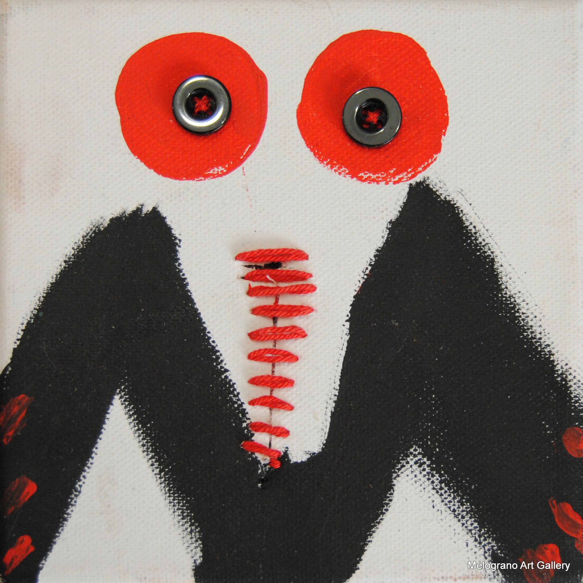 Alessandra Cantini – Mixed media su tela, figura femminile stilizzata, dettagli cuciti e bottoni simbolici al torso