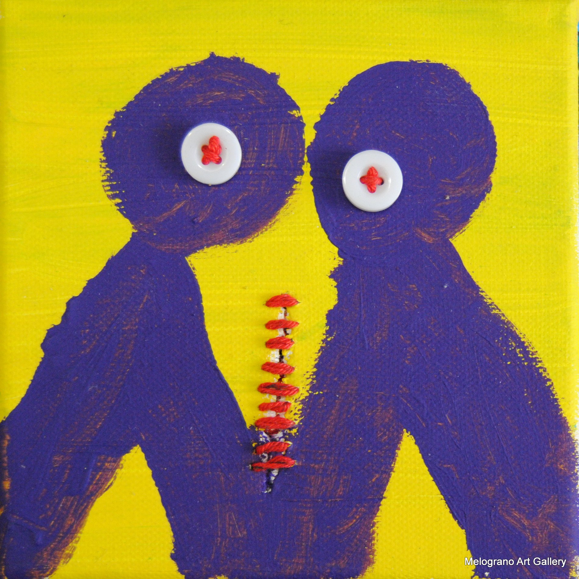 Alessandra Cantini – Mixed media su tela, figura femminile stilizzata, dettagli cuciti e bottoni simbolici al torso