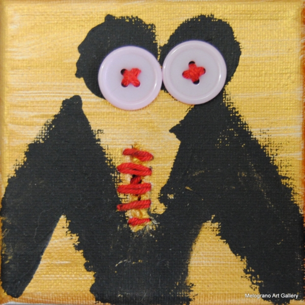 Alessandra Cantini – Piccole tele colorate con figura femminile stilizzata, dettagli cuciti e bottoni simbolici al torso