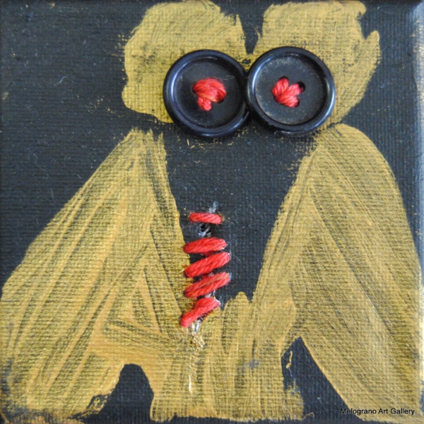 Alessandra Cantini – Piccole tele colorate con figura femminile stilizzata, dettagli cuciti e bottoni simbolici al torso