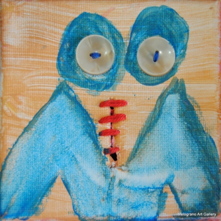 Alessandra Cantini – Piccole tele colorate con figura femminile stilizzata, dettagli cuciti e bottoni simbolici al torso