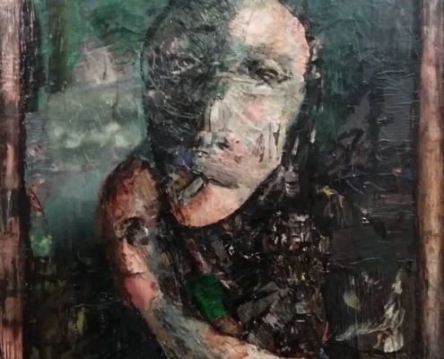 Alma Conte, opera L’uomo senza peccato, volto deformato che emerge da un substrato liquido e inquietante, pittura e collage dai toni sobri