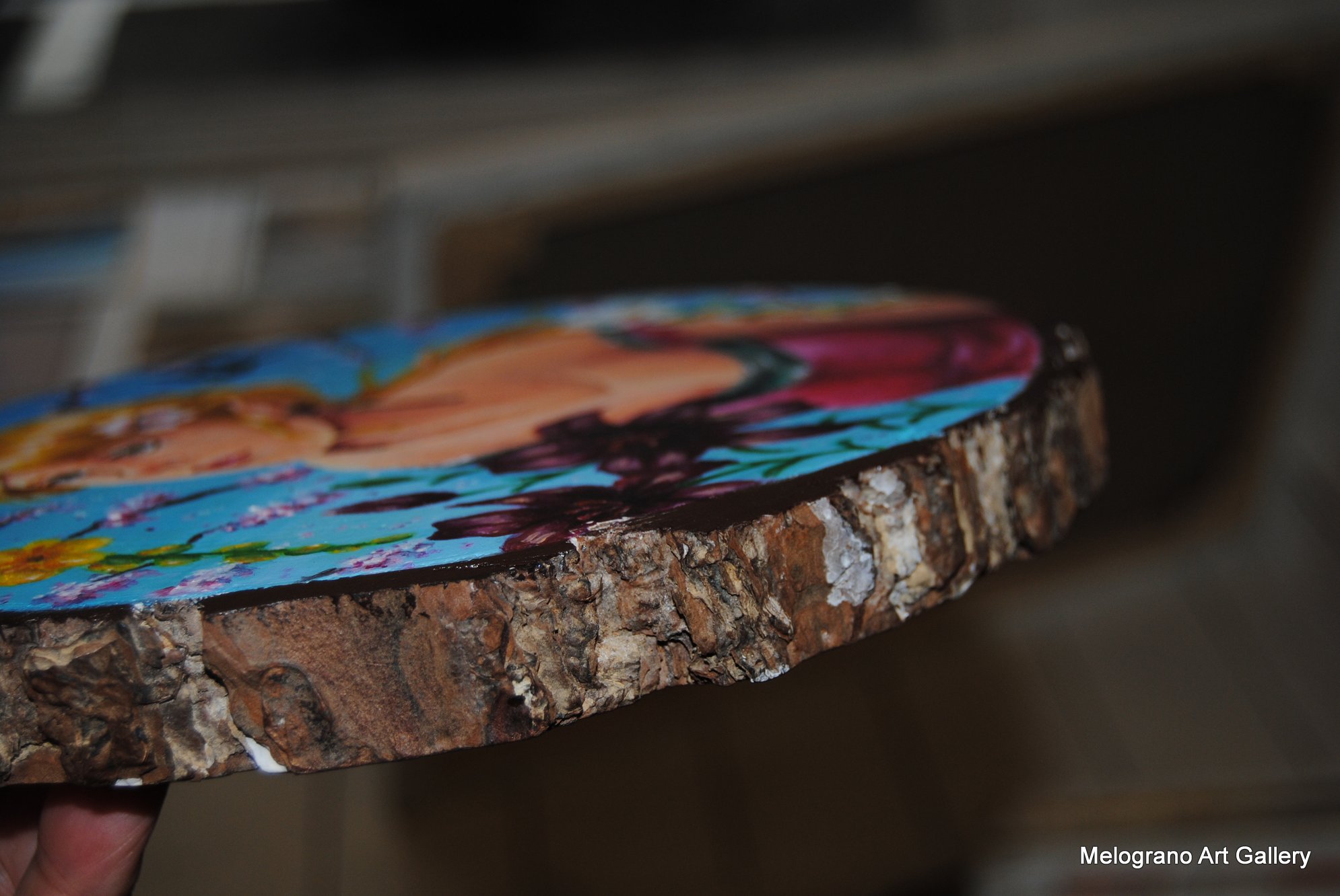 Dipinto su disco di legno con personaggio fantasy e animale fatato del bosco, stile tenero e fiabesco