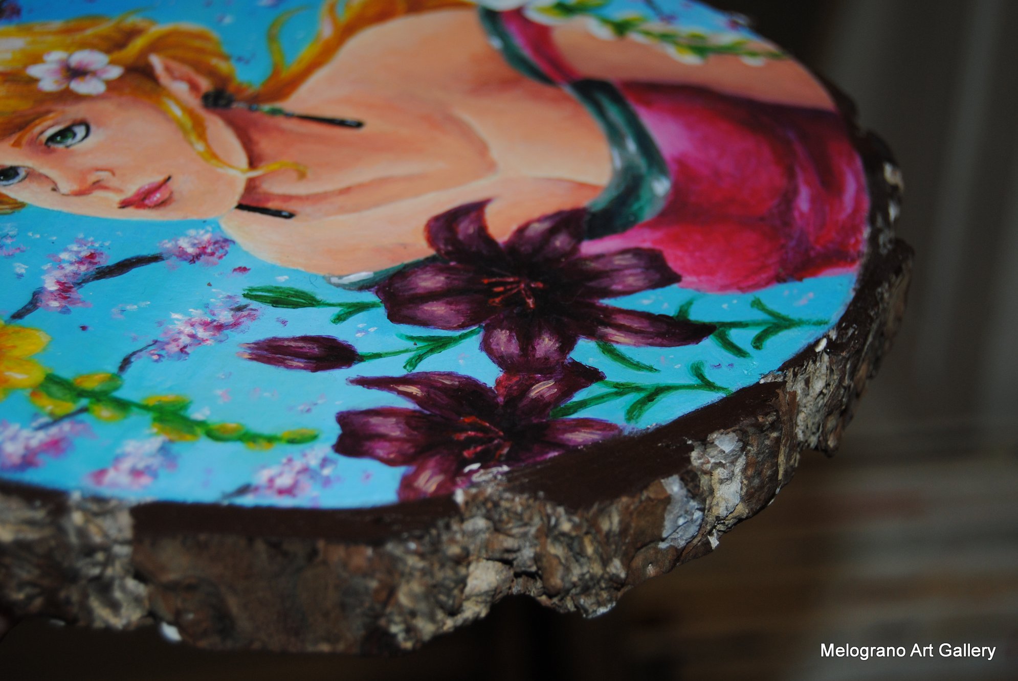 Dipinto su disco di legno con personaggio fantasy e animale fatato del bosco, stile tenero e fiabesco