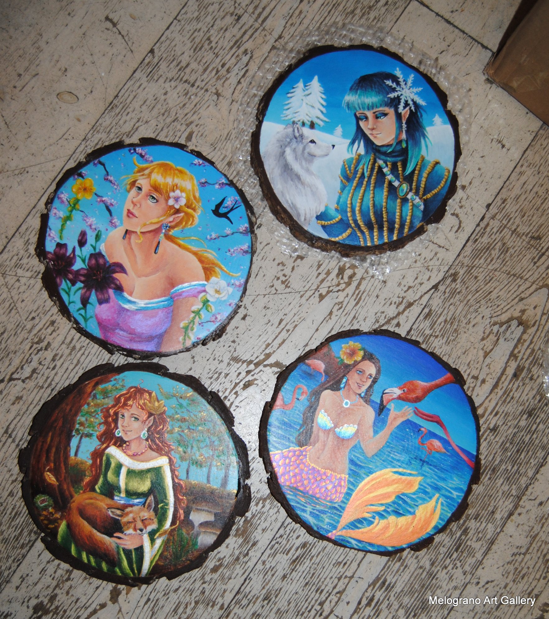 Dipinto su disco di legno con personaggio fantasy e animale fatato del bosco, stile tenero e fiabesco