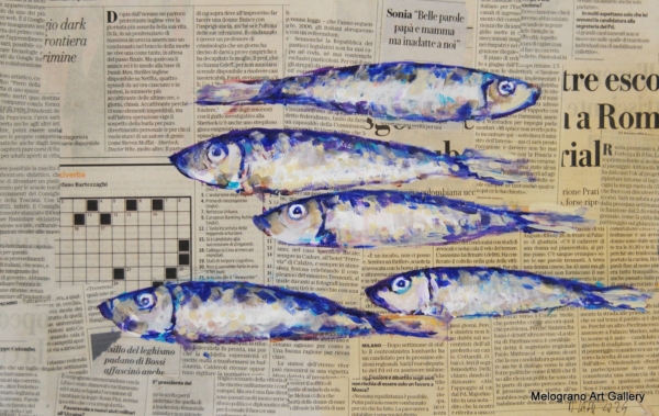 Pesci brillanti che giocano su un fondo fatto da un vecchoi giornale, acrilico su tavoletta, opera di Donatella Lami.