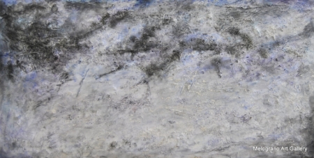 Mare d’inverno materico, opera astratta di Fabio Brambilla con pennellate corpose e materiali naturali nei toni grigio-azzurri