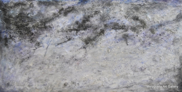Mare d’inverno materico, opera astratta di Fabio Brambilla con pennellate corpose e materiali naturali nei toni grigio-azzurri