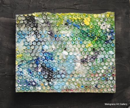 Pluriball, opera materica di Fabio Brambilla su pluriball e polistirolo con toni azzurri