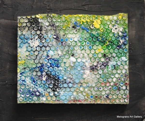 Pluriball, opera materica di Fabio Brambilla su pluriball e polistirolo con toni azzurri