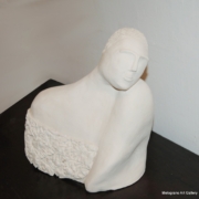 Floriana Gerosa Notturno (3) busto in terracotta bianca opaca con testa reclinata, scultura minimalista di Floriana Gerosa