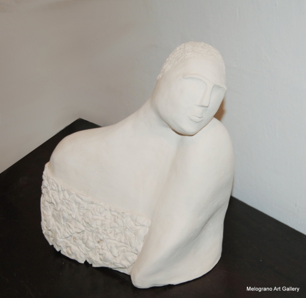 busto in terracotta bianca opaca con testa reclinata, scultura minimalista di Floriana Gerosa