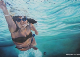 Quadro di Gabriella MAria Coppetti. Giovane bagnante immersa nell’acqua, occhi chiusi, stile realistico introspettivo