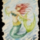 Sirenetta ad acquerello dai toni pastello, stile fantasy tenero e fiabesco