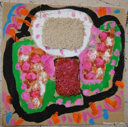 Opera su cartone con colori vivaci e materiali applicati di Paola Vallini