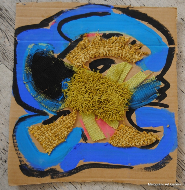 Opera su cartone con colori vivaci e materiali applicati di Paola Vallini