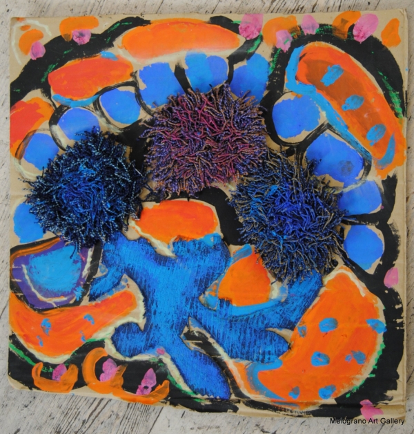 Opera su cartone con colori vivaci e materiali applicati di Paola Vallini