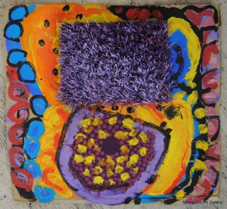 Opera su cartone con colori vivaci e materiali applicati di Paola Vallini