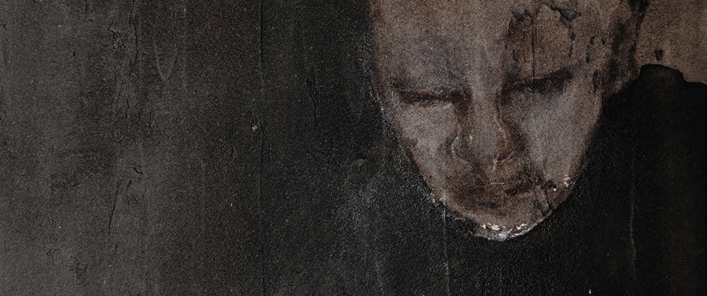 Volto drammatico di Pascale Morel, colori della terra e del sangue, anima e sofferenza impressi sulla tela, pittura intensa e poetica