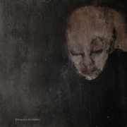 Volto drammatico di Pascale Morel, colori della terra e del sangue, anima e sofferenza impressi sulla tela, pittura intensa e poetica