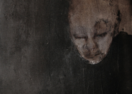 Volto drammatico di Pascale Morel, colori della terra e del sangue, anima e sofferenza impressi sulla tela, pittura intensa e poetica