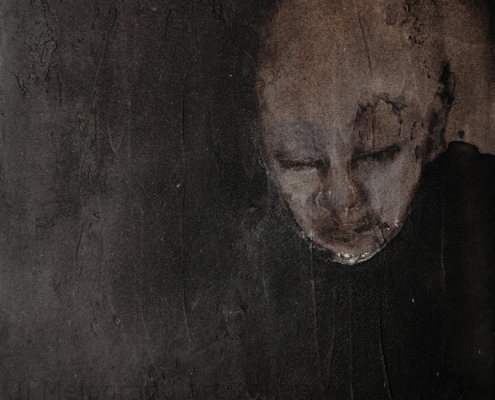 Volto drammatico di Pascale Morel, colori della terra e del sangue, anima e sofferenza impressi sulla tela, pittura intensa e poetica