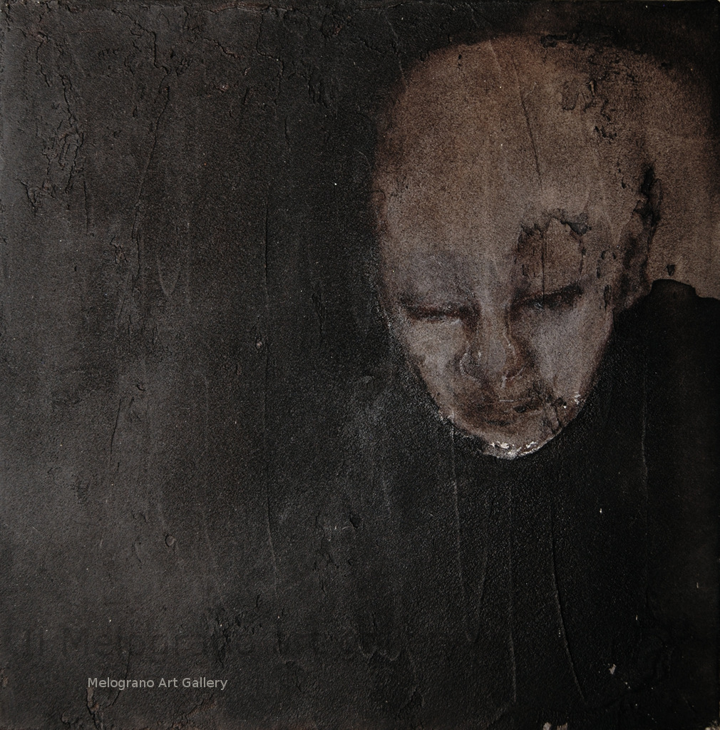 Volto drammatico di Pascale Morel, colori della terra e del sangue, anima e sofferenza impressi sulla tela, pittura intensa e poetica