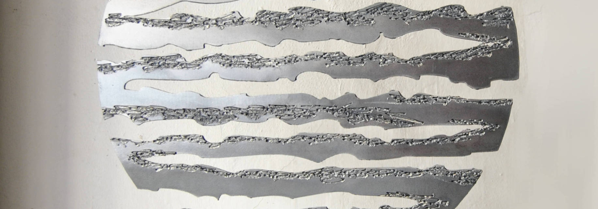 Scultura in acciaio nero di Philippe Lonzi, equilibrio tra linee e vuoti, espressione estetica e forza materica