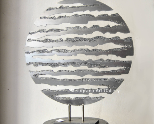 Scultura in acciaio nero di Philippe Lonzi, equilibrio tra linee e vuoti, espressione estetica e forza materica