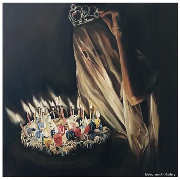 figura velata con teschio che indossa un diadema davanti a una torta con candeline accese, olio su tela di Serena Di Paola.
