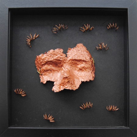 Opera di Tina Vitale con simboli, dettagli, fimo e materiali misti